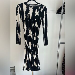 H&M Monochrome Abstract Long Sleeve Dress